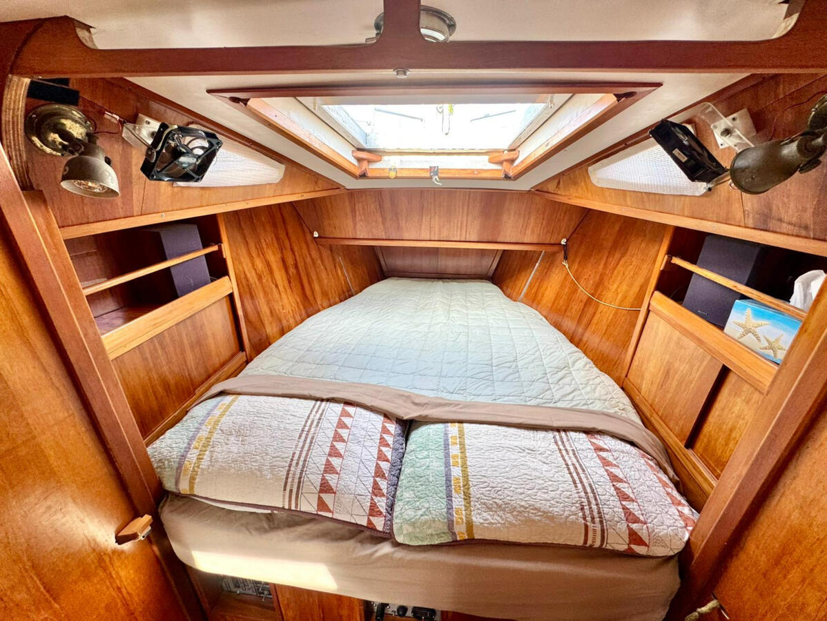 Forepeak double bunk