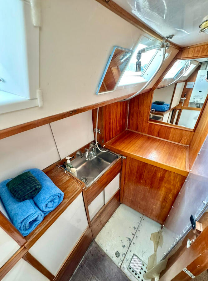 Shower and vanity looking aft