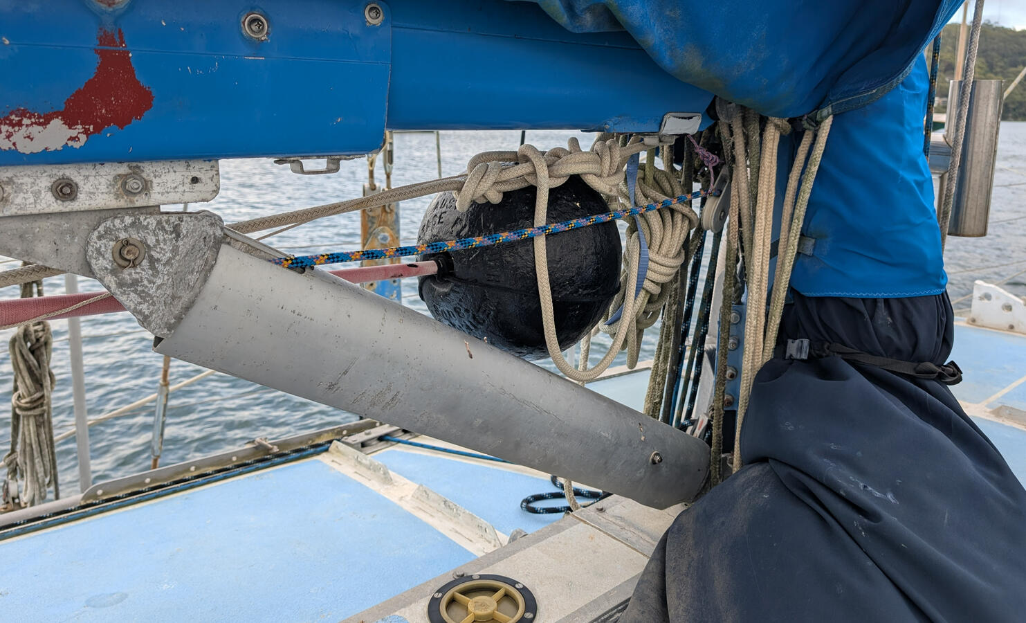 Boom vang (+ ColRegs Anchored Shape stowed)