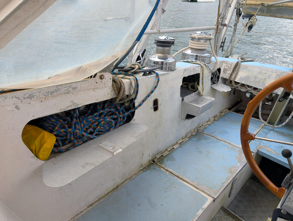 Cockpit starboard side rope lockers open Cockpit starboard side rope lockers open