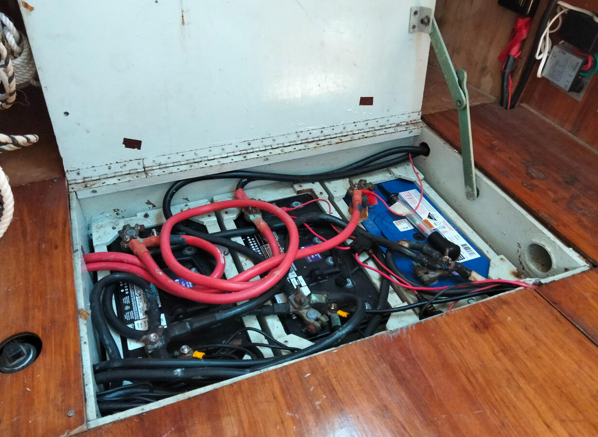 2 (of 3) Domestic batteries + starting battery 2 (of 3) Domestic batteries + starting battery