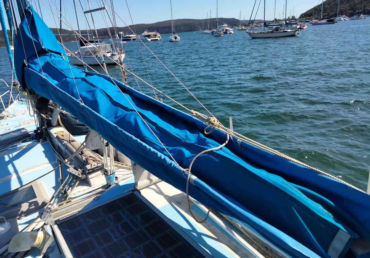 Boom bag supported by lazy jacks