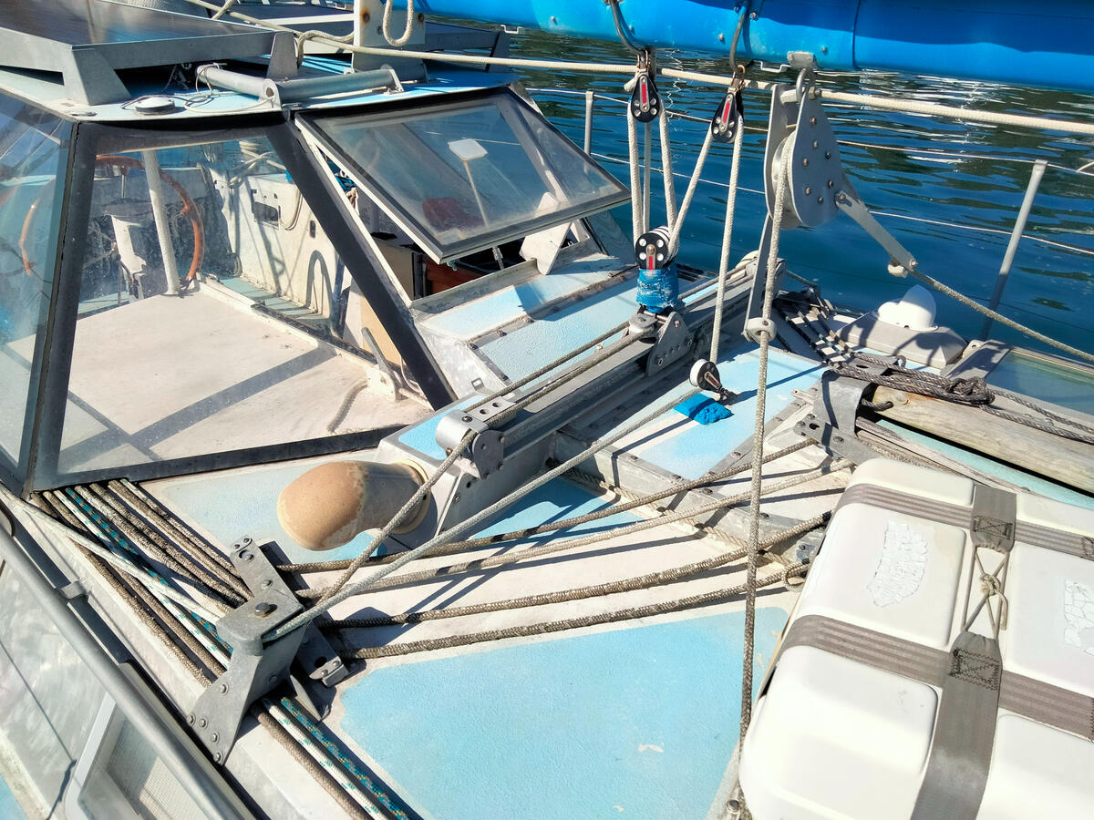 Mid boon sheeting with boom brake