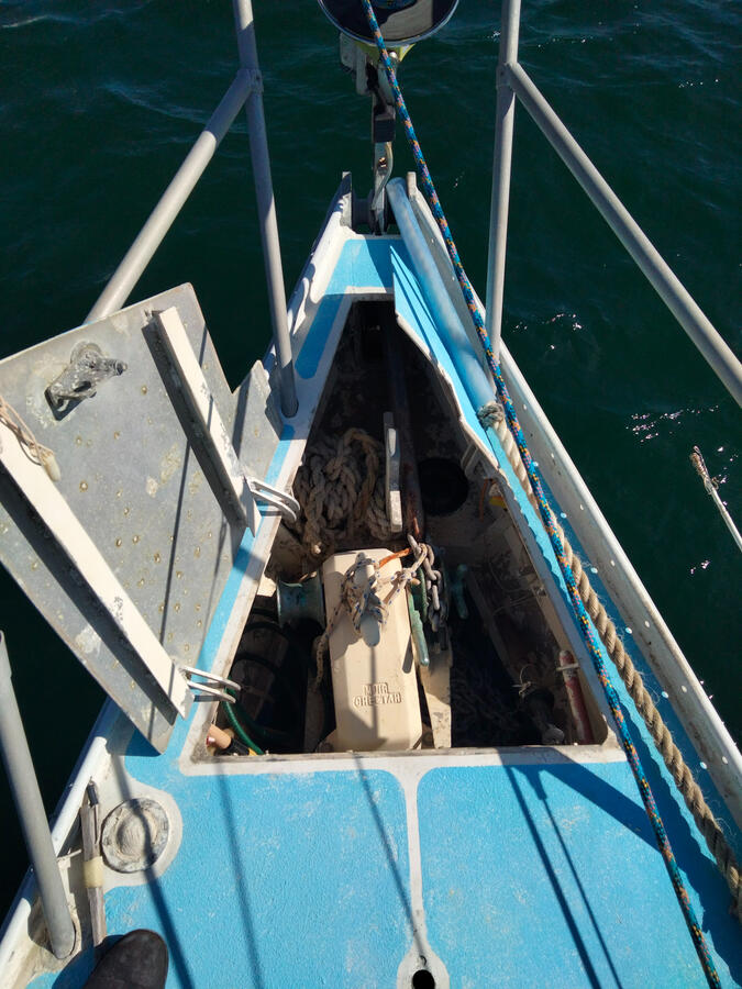 Anchor winch & chain locker. Rope spool beneath deck Anchor winch & chain locker. Rope spool beneath deck