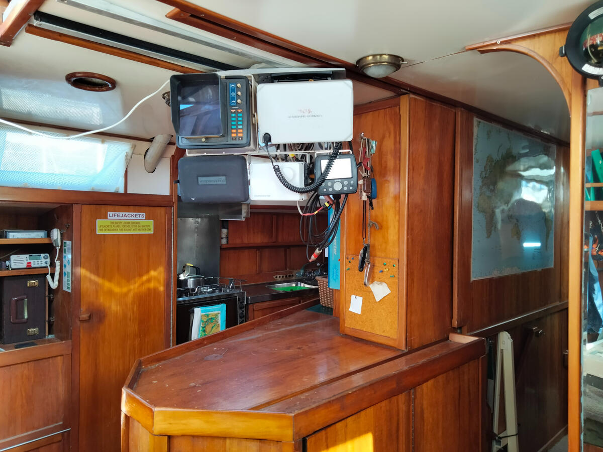 Sliding pivoting instrument rack Sliding pivoting instrument rack